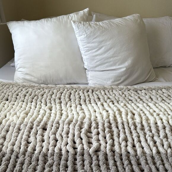 Hiatus | Chunky Knit Blanket Hand Crafted Crochet - Picture 6 of 8